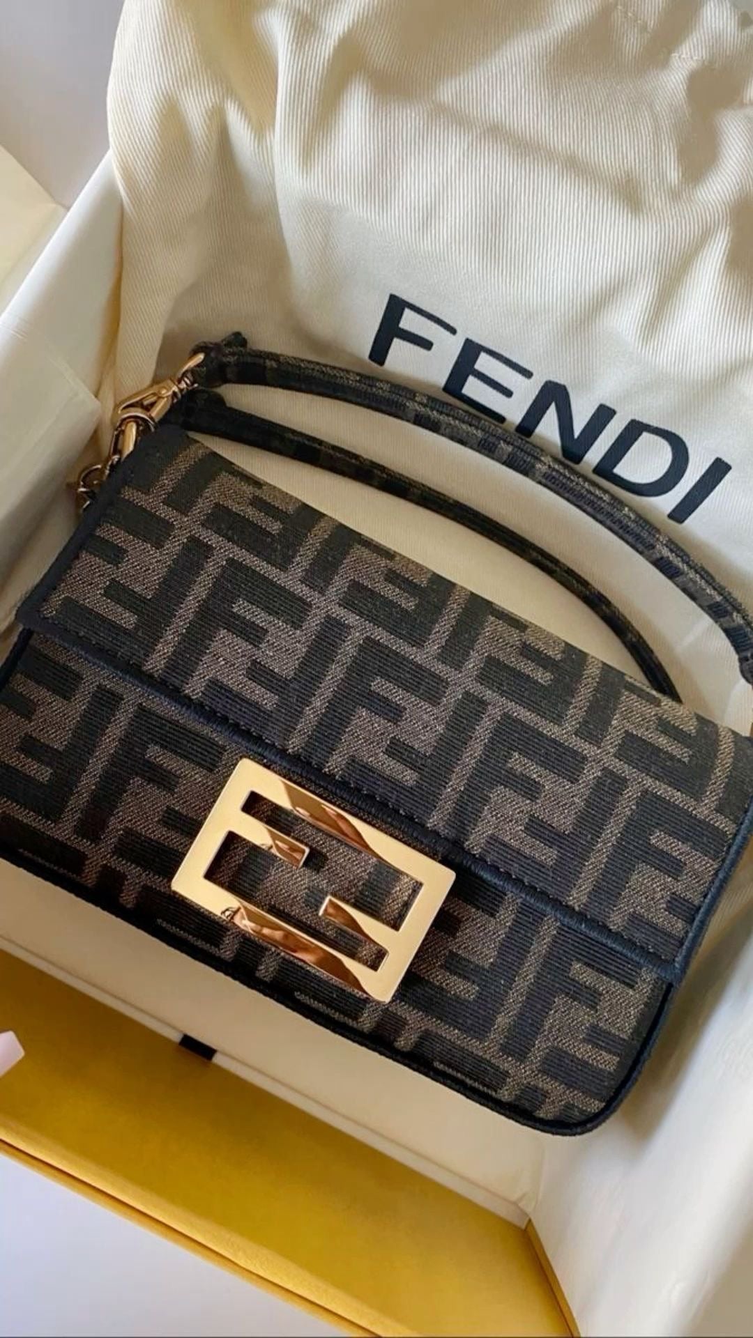 Borsa Fendi chain baguette Midi